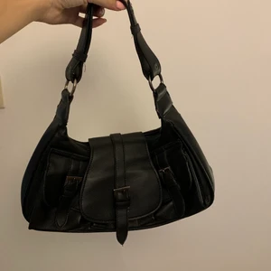 Axelremsväska  - Snyggaste väskan i super bra skick! Jätte rymlig med saker och perfekt storlek! 