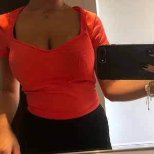 Sommartopp - En söt topp köpt på GinaTricot och är helt oanvänd då jag inte klär mig o färgade kläder. Toppen är väldigt gullig och formar sig väldigt fint. Färgen är i Coral😍😍