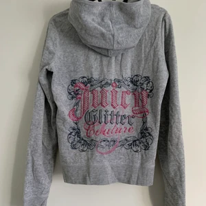 juicy couture - juicy couture zip up hoodie i grått,  Storlek xs, säljer då den inte har kommit till så mycket användning tyvärr :( många intresserade så det blev budgivning 