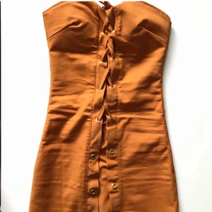 Klänning - Klänning, säljer pga inte min stil 