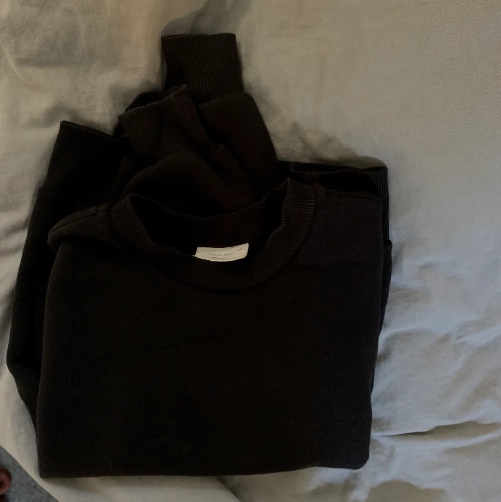 Basic svart sweatshirt från Gina Tricot 🤍 Kan mötas upp eller skicka (+frakt då!) 🤍. Tröjor & Koftor.