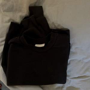 Basic svart sweatshirt från Gina Tricot 🤍 Kan mötas upp eller skicka (+frakt då!) 🤍