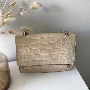 Beige väska - Superfin beige väska från Nelly 