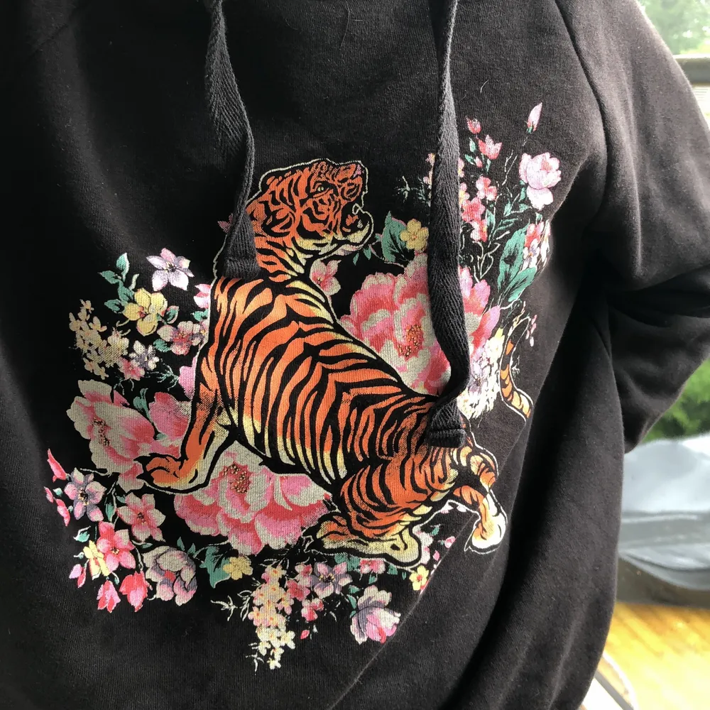 Fin hoodie från Gina Tricot med tiger tryck på, använt typ 5 gånger. . Hoodies.