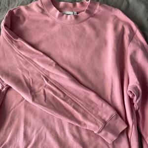 Sweatshirt  - Ljusrosa sweatshirt från weekday som inte kommer till användning💖
