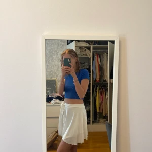 Vit kjol - Säljer denna gulliga vita kjol från shein i storlek S. Den är i nyskick och helt oanvänd, och passar mig som vanligtvis har S-M i kjolar. Köparen står för frakten💞