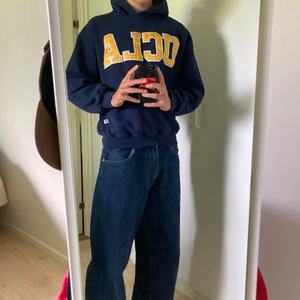 Vintage Hoodie M - Sitter true to size Medium så är lite liten på mig, men förövrigt mycket skön passform!                                           Perfekt Vintage skick utan några hål eller fläckar och mycket skönt material!                                                                                                                                                                                                                             För mått, fler bilder eller frågor är det bara att höra av sig!