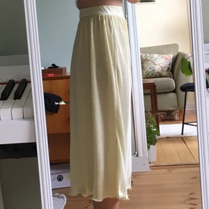 Gul volangskjol strl s  - Sommarsöt volangkjol från na-kd. Strl s. Den sitter så fint och är mycket skön i modellen!