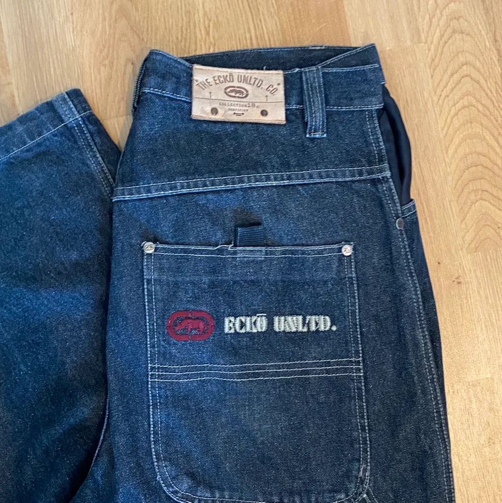 Säljer dessa coola oversized jeansen med snygga detaljer från Eckö Unltd. Nypris: ca 1200kr. Köparen står för frakt!😁. Jeans & Byxor.