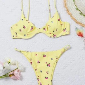 Badkkäder - Super fina badkläder från SHEIN i sååå fin färg och så söta. Tycker dem är lite för små på mig tyvärr :/