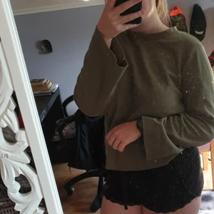 Grön ribbad tröja - En fin tröja med ribbat typ som är jätte mjuk och skön att ha på sig. Tröjan har även fina utsvängda armar och en tjockare krage runt halsen. Mycket fint skick, knappt använt! Säljer den för 75kr! ☺️