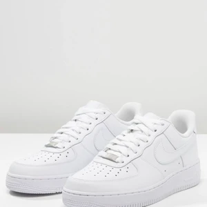 Nike air force 1’07 - Säljer mina vita sneakers då de inte kommer till användning längre. Sparsamt använda. Köpte de för 1000kr✨