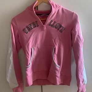 Henrilloyd - En rosa kofta ifrån henrilloyd i storlek Xs/s . Med en liten fläck på fickan (man tänker ej på den)