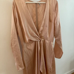 Klänning - Rosa/champagne klänning i satin