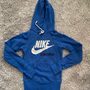 Jag säljer denna blåa Nike hoodie eftersom den är för liten nu, den är i bra skick och skulle kunna användas till hemmamys eller även styla till ett par snygga jeans! Den är i Storlek XS.