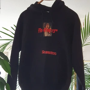 Åkta Friday The 13th/ The hundred tröja  - Sãljer min åkta Friday the 13th eller the hundreds hoodie tröja som är I mycket bra skick då den är användade några gånger.Tröjan är slut såld och den matcherar med allt och passar till båda kön. Finns fler bilder och bud I kommenterna omena du är seriös 
