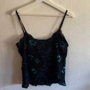 En topp - En topp från charbell Paris i storlek M. Buda! ☺️