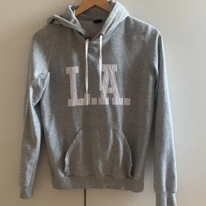 Grå hoddie Storlek S - Hoodie från ginatricot. Ganska använd, men hyfsat bra skick.