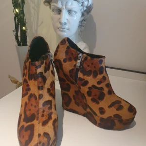 Giuseppe Zanotti  Printed Leopard Low Boot Wedges - Helt oanvända, säljes då dom är för små för mig 😔. Skorna är äkta och ny kostar dom ca 8000:-. Hoppas någon annan får användning av dom 💖. Köparen betalar frakten på 63 :- spårbart 📦. 