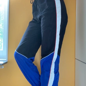 SHEIN Träningsbyxor  - Märke: SHEIN✨ Storlek: M✨ Skick: Gott✨ Passform: Luftiga träningsbyxor med tajt resår i midjan och byxbenen✨ Material: 100% polyester✨ Övrigt: Har fickor. Använda ett fåtal gånger✨