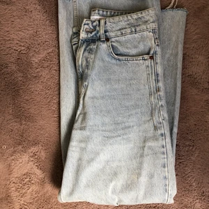 Jeans - Säljer dessa fina jeans pågrund av att de är för stora. Har ingen bild när de sitter på men om det önskas kan jag lösa de! (Helt oanvända)