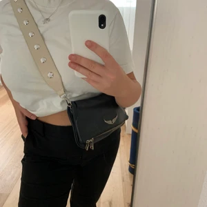 Väskband med nitar - Säljer mitt super fräcka väskband från Gina Tricot! Bandet är beiget med nitar och lite bredare. Jag har använt bandet till flera olika väskor. Kvaliten är även mycket bra 🤍🤍