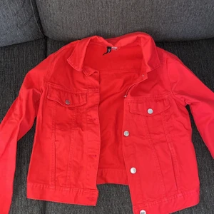 Jacka - Röd jeansjacka från hm,storlek xs