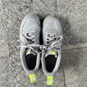 Nike air force 1  - Säljer mina gråa Nike air force 1 har andvänt de sedan påsk. Nike märket är reflex, skorna är köpta på Jd sports storlek är 37,5 . Sömmen har släppt lite fram på tån men inget som märks när man har de på sig  