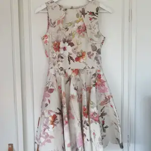 Säljer denna jättefina klänning från Zalando.💖🌸🌼 Hade gärna haft den kvar men har tyvärr växt ifrån den. Endast använd en gång och därav i jättebra skick. (Köptes för ca 700kr) .🤩🤩 Köparen betalar för eventuell frakt❤️