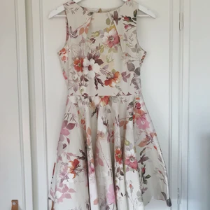 Klänning från Zalando - Säljer denna jättefina klänning från Zalando.💖🌸🌼 Hade gärna haft den kvar men har tyvärr växt ifrån den. Endast använd en gång och därav i jättebra skick. (Köptes för ca 700kr) .🤩🤩 Köparen betalar för eventuell frakt❤️