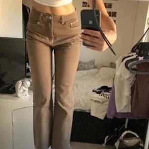 Bruna jeans - Bruna jeans köpta här på plick, tyvärr inte riktigt min stil längre så säljer vidare dem nu :) (inte mina bilder)