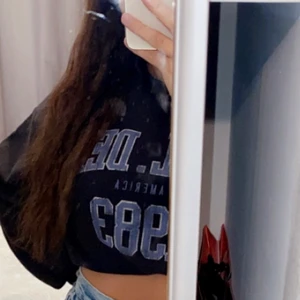 Gina tricot  - Säljer en slutsåld tröja ifrån ginatricot. Fint skick. Storlek M så den är lite pösig på mig.