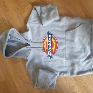 Dickies Hoodie 'grey - 9/10 skick, som helt ny,  nypris 749 kr, priset kan diskuteras