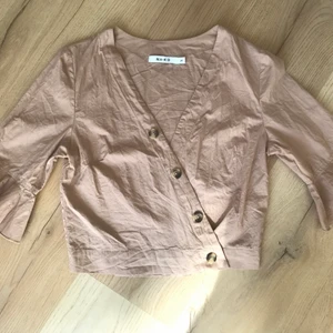 NA-KD top  - Fin NA-KD top strl 34. Helt ny, använd 1 gång några timmar och sedan tvättad. Behöver bara en strykning:)