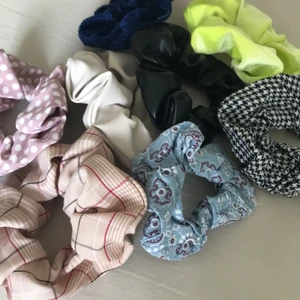 Scrunchies - Scrunchies i olika mönster och material som aldrig använts. Alla 8st för 60kr, 1 för 10kr eller 3 för 30kr. DM om du vill ha ett annat antal!