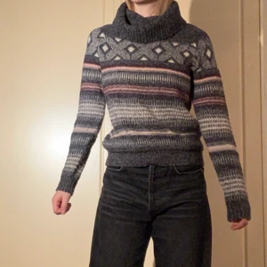 Stickad tröja - En supermysig stickad tröja från Hollister. Passar storlek xs-s. Har en krage/turtleneck som är supernajs på höst och vintern.