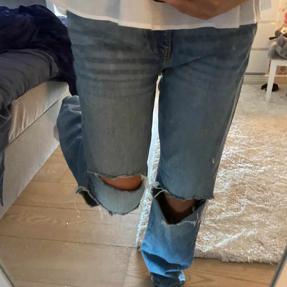 Säljer dessa coola jeans från ginatricot, superfin tvätt och slitningar på knäna, passar superbra till hösten och var jättefin passform 💕 kom privat för mer bilder eller frågor😝 jag har vanligtvis 36 i jeans. Jeans & Byxor.