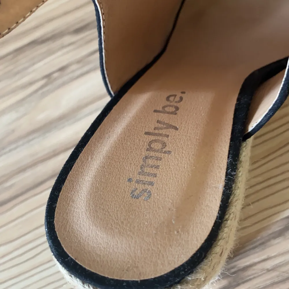 Hejsan! Säljer nu dessa superfina espadrillo sandaletterna!Dem är helt oanvända men passade tyvärr inte mig. Synd då dem verkligen är supersnygga!🤩 Säljer godingarna för 150kr!. Skor.