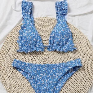 Blommigt bikini set - Köpte två olika storlekar, därav säljer jag denna jätte fina och gulliga bikini, oanvänd, inte provad! Nyskick 