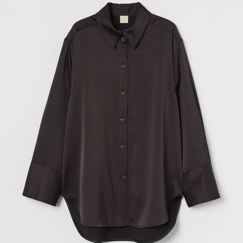 Underbar brun oversized satinskjorta från H&M, storlek S. Fint skick, använd en gång! Slutsåld på hemsidan🤍  Frakt ingår inte i priset🤍. Skjortor.