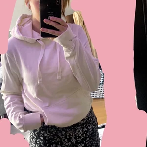 Hoodie - En fin ljus beige hoodie som tyvärr inte kommer till användning längre. Den är i storlek s. Mitt pris är 50 + frakt och frakten ligger på ungefär 60. Vid snabb affär skulle jag kunna gå ner i priset lite❤️