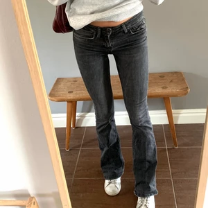 Zara grå jeans - Ett par lågmidjade gråa jeans från Zara! Går precis ned till marken på mig som är 168 cm💕 strl 36 men relativt små i storleken (jag själv har oftast 34 i zarajeans), dock stretchiga!! Bud på 530 kr! Budgivning avslutas idag 17/8 kl 14:00.