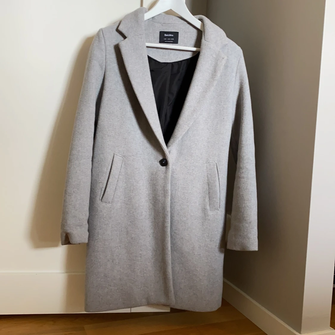En grå kappa