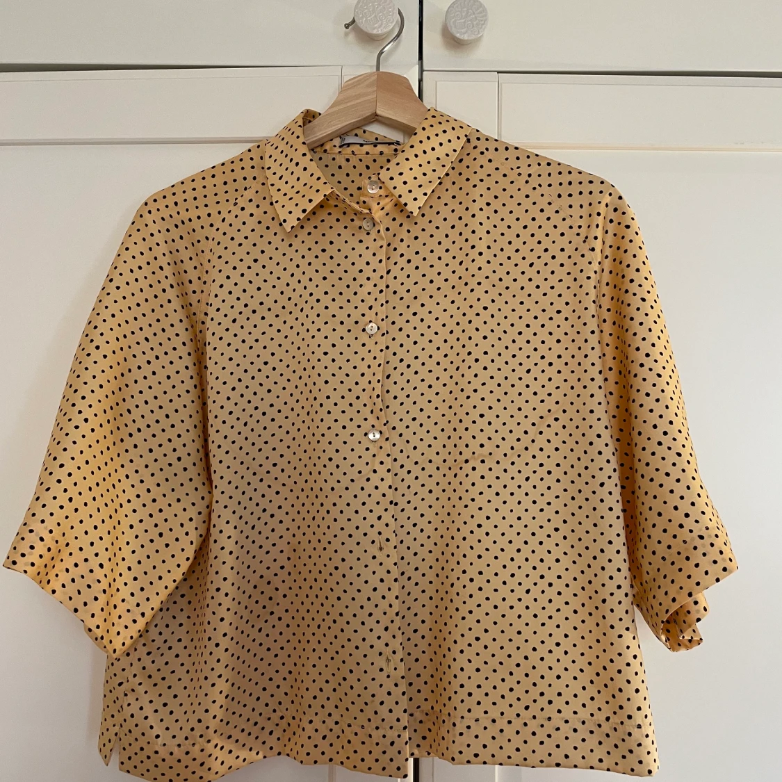 Gul prickig kortärmad skjorta MANGO