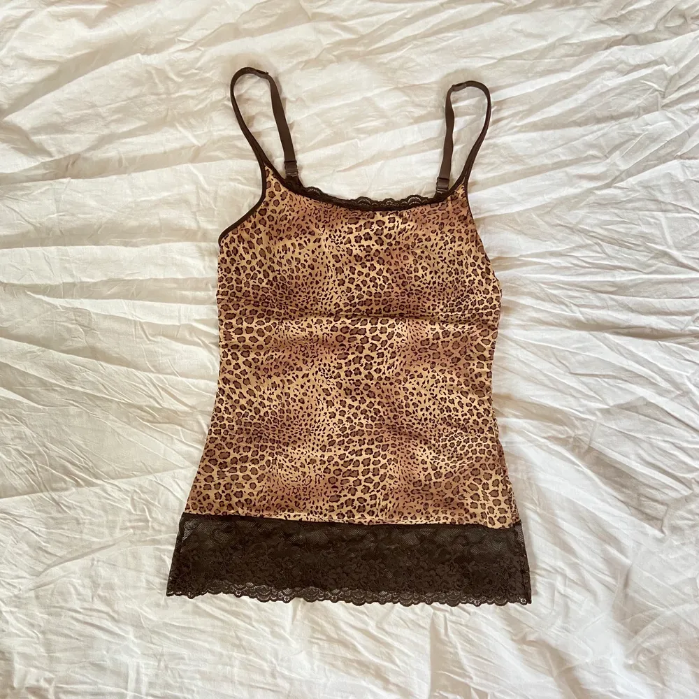 Så fint linne i leopardmönster med bruna spetsdetaljer. Står storlek M men skulle säga närmare S, dock stretchigt! Köpt second hand!. Toppar.