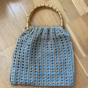 Gullig tygväska - Säljer min fina väska jag köpt i vintageaffäe i lite rotting- stil! pga använder inte tillräckligt mycket💙 väskan är väldigt rymlig! 