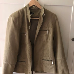 Jacka - Snygg mickajacka jacka i storlek S. Priset är exklusive fraktkostnaden som köparen betalar