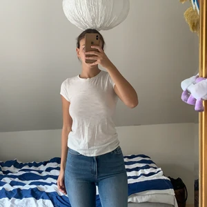 Holister vit T-shirt  - Jättefin vit T-shirt från holister i storlek s. Lite genomskinlig med fel färg på underkläder. 