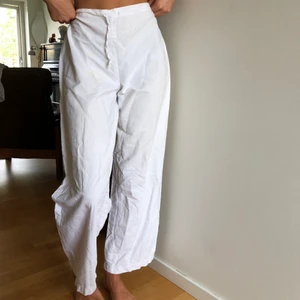 Vita byxor - Byxorna är något stora men skulle kunna sys in i midjan, en gul fläck på höger sida där fram vid snöröppningen 🥰