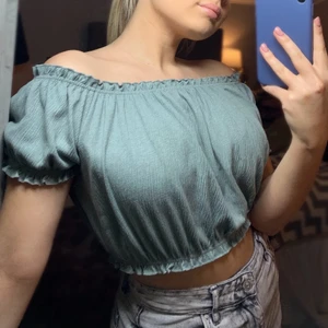 Off-shoulder topp - Blå-grön off-shoulder topp från H&M i storlek M.